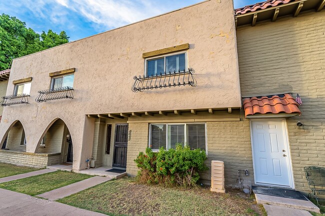 Building Photo - Charming 3 bedroom townhome near everything!