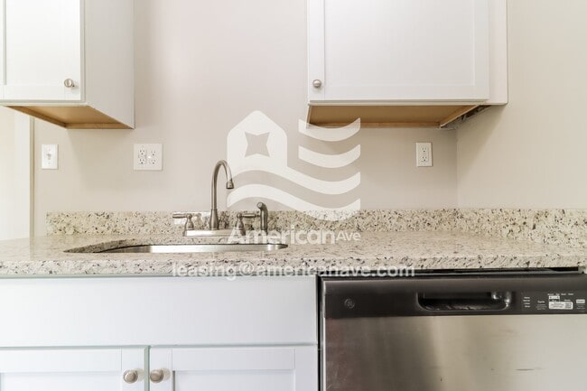 Building Photo - 337 George St