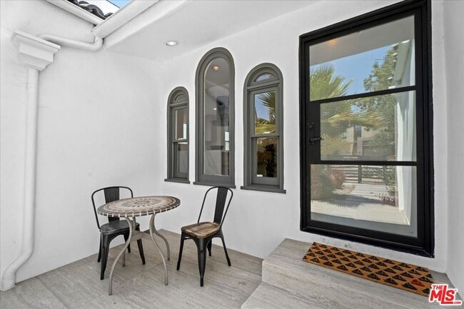 Building Photo - 459 Kings Rd