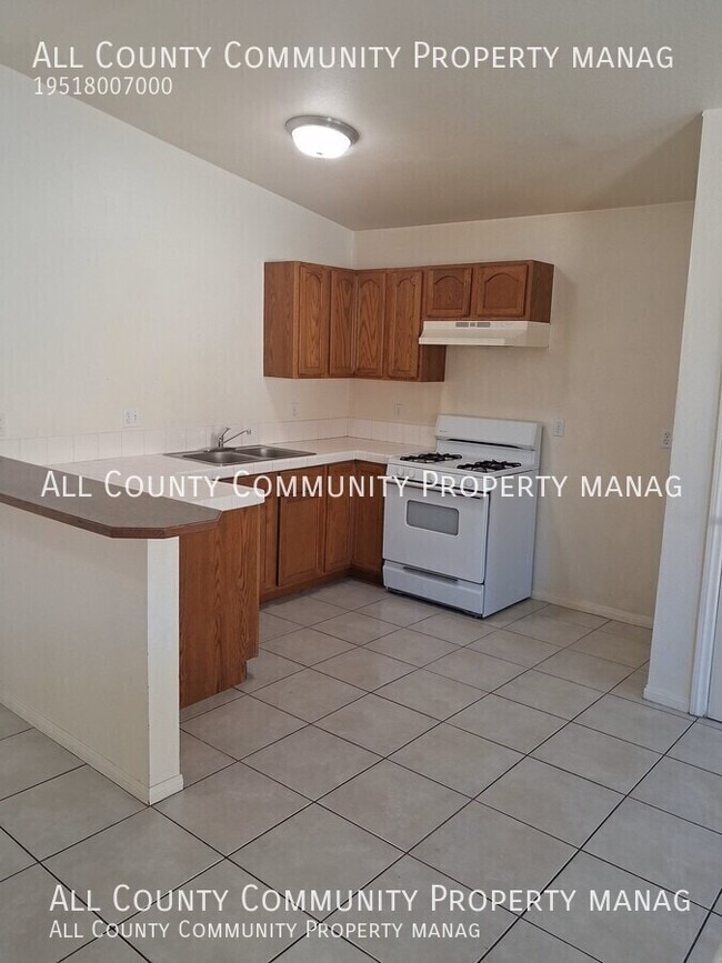 Foto del edificio - 7256 Murray Ln
