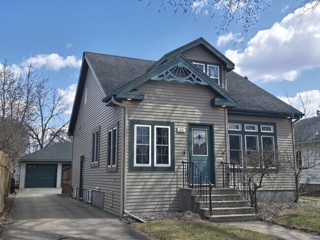Building Photo - 1011 Cottonwood St