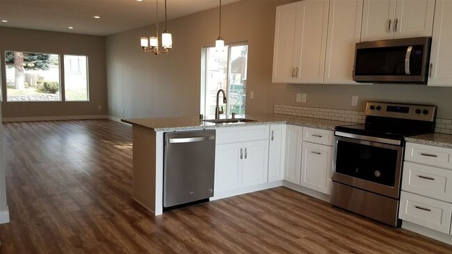 Building Photo - Beautiful Home By Esmeralda Golf Course
