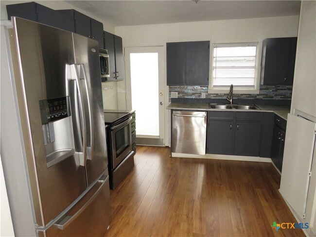 Building Photo - 406 W Ave E