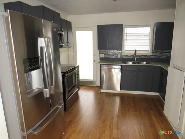 Foto del edificio - 406 W Ave E