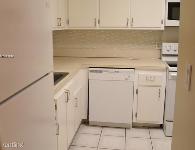 Building Photo - 1 br, 1.5 bath  - 2949 Point East Dr