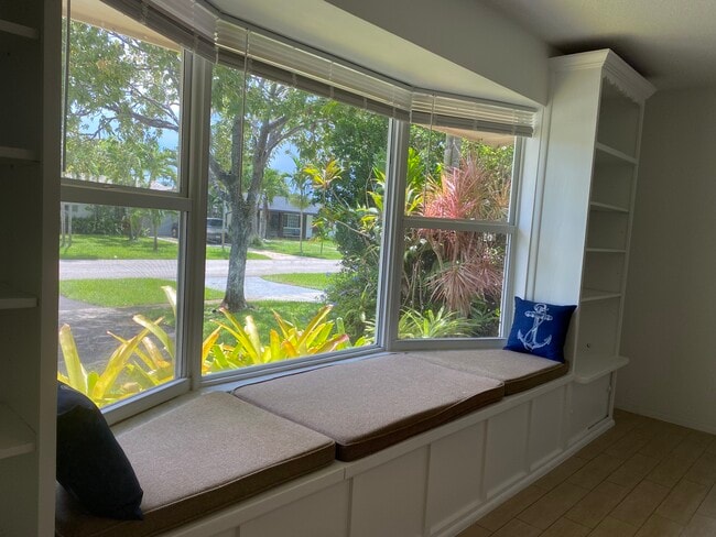 Living Room Window Seat - 4117 Van Buren St