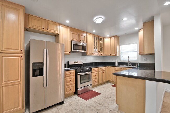 Building Photo - Spacious 4 Bedroom Home with A/C