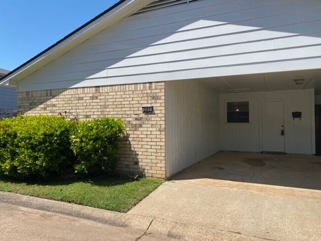 Building Photo - CUTE PATIO HOME IN CARRIAGE SQUARE