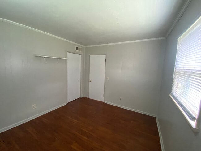 Building Photo - 3 Bedroom, 2 Bath Home, Available Now!