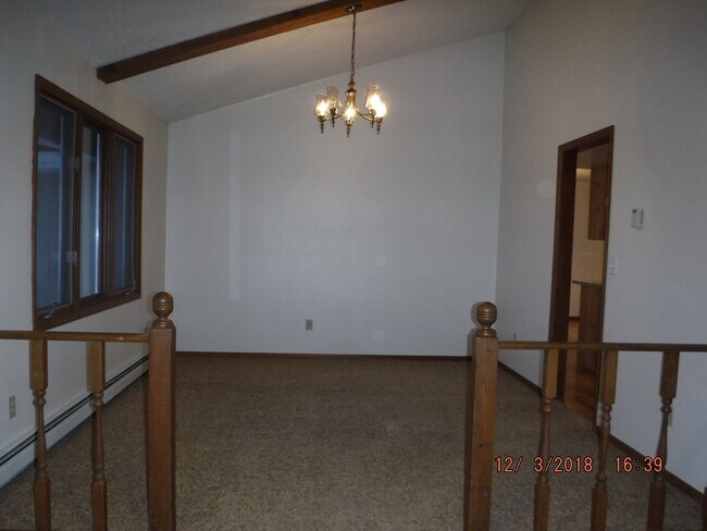 Building Photo - Spacious Home - Quiet Neighborhood!