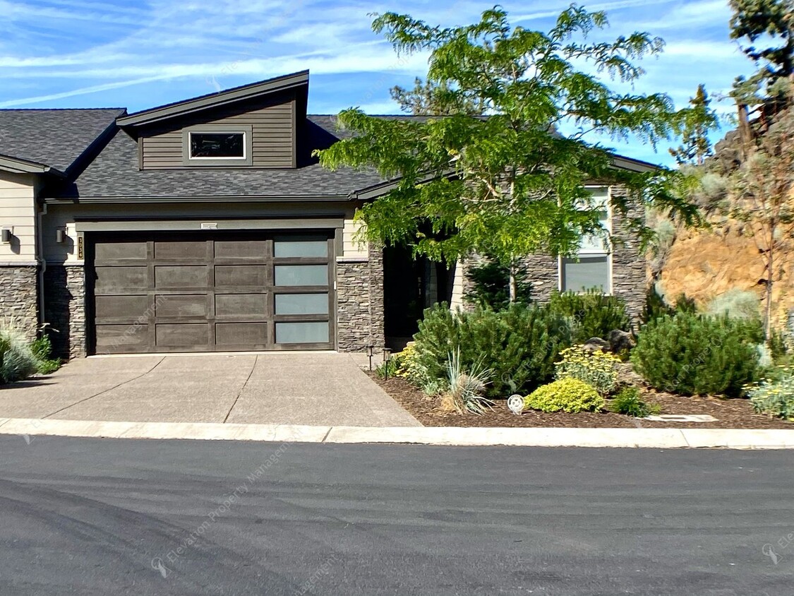 Primary Photo - *UNFURNISHED* Luxury 3BR - 3.5 BA Deschute...