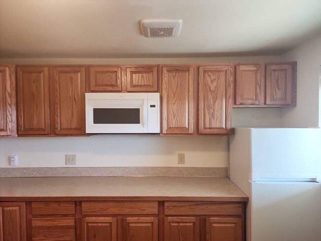 Building Photo - Cute studio available - Top floor! Elevato...
