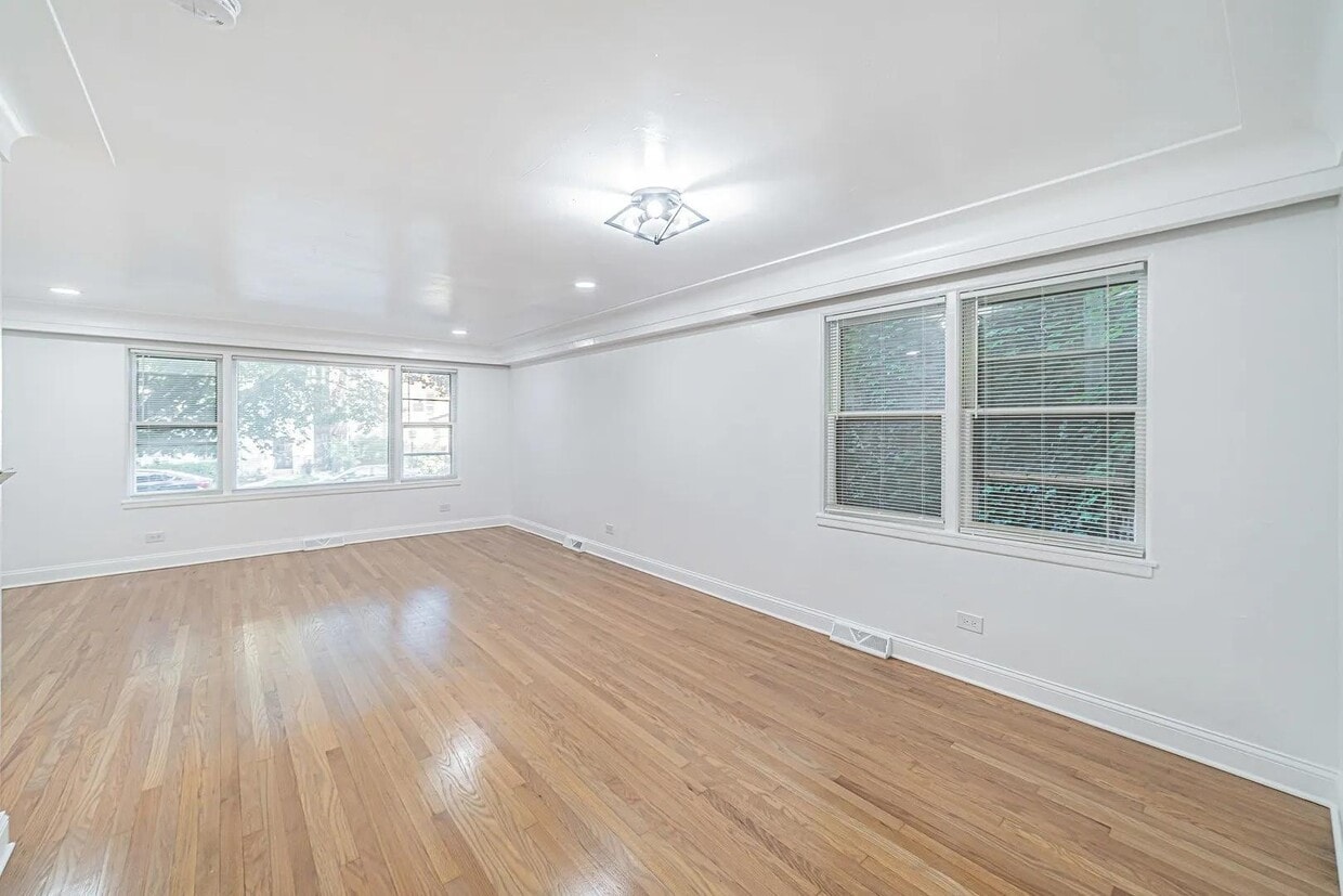 Primary Photo - 7530 N Oakley Ave