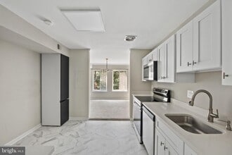Building Photo - 11305 Commonwealth Dr