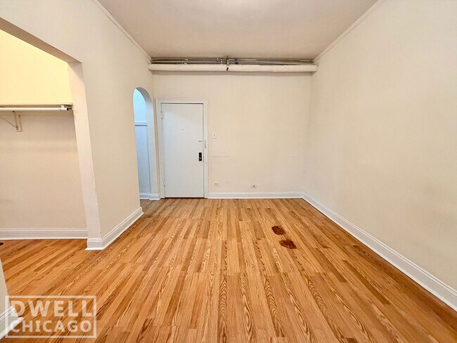 Building Photo - 2530 N Sawyer Ave