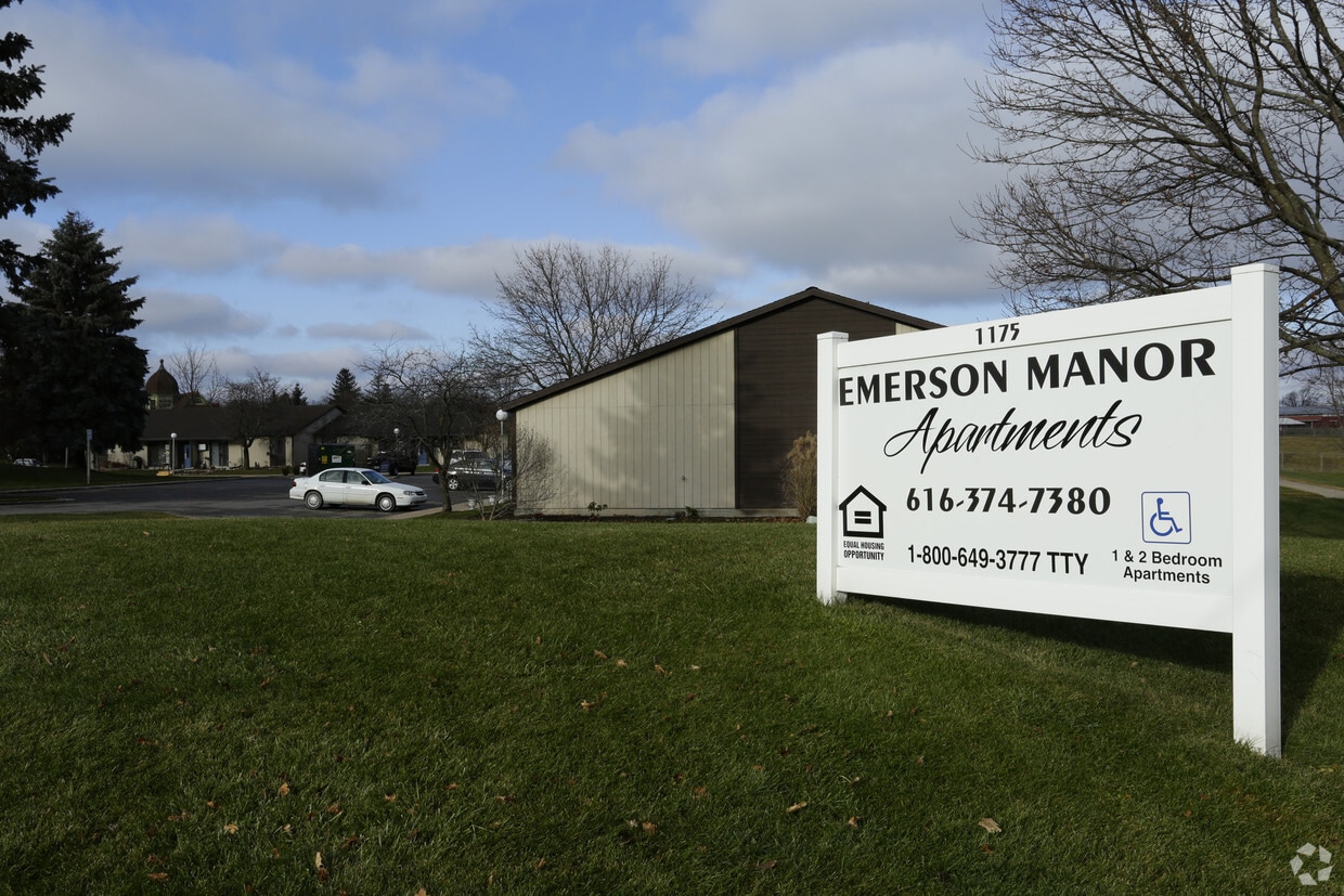 Emerson Manor Apartments in Lake Odessa, MI