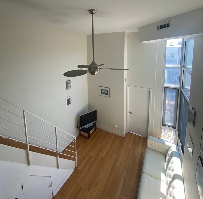 Sala de estar con techo de 18' - 898 Metropolitan Ave