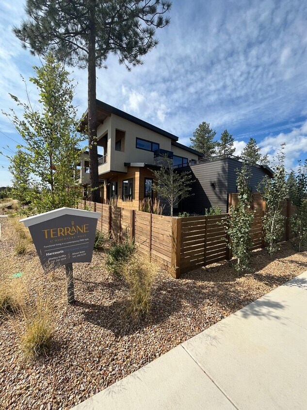 Foto principal - Like-New Townhome in the Gorgeous Terrane ...