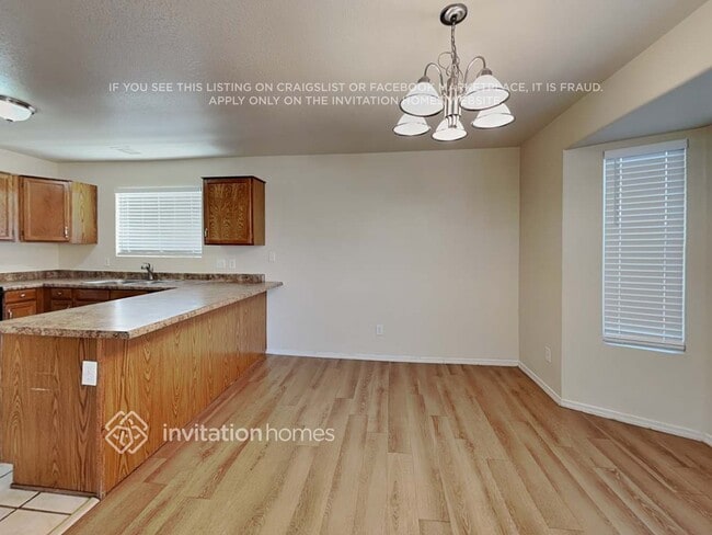 Building Photo - 8030 W Paradise Dr