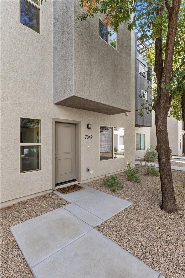 Foto del edificio - 7842 N 20th Glen