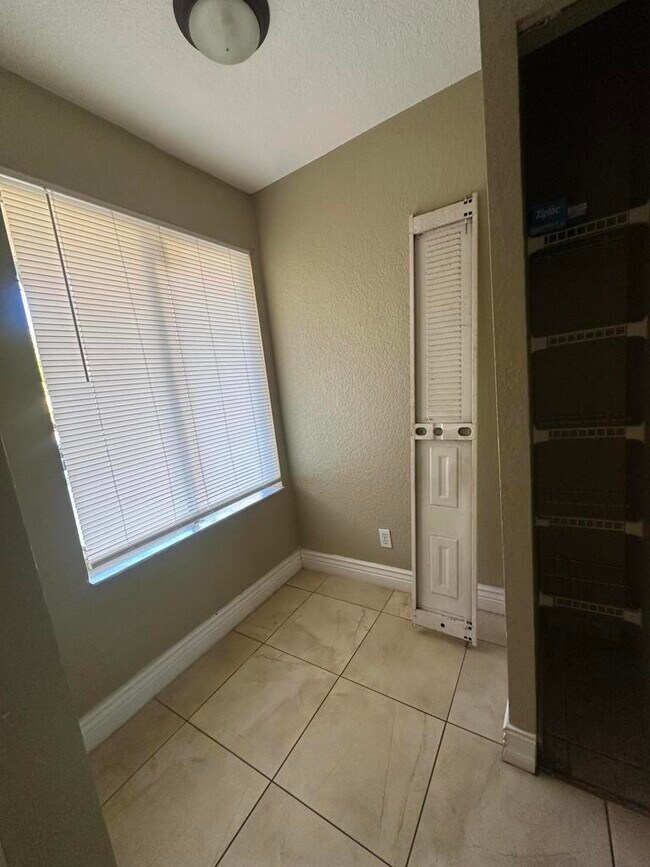 Building Photo - 941 Coral Club Dr