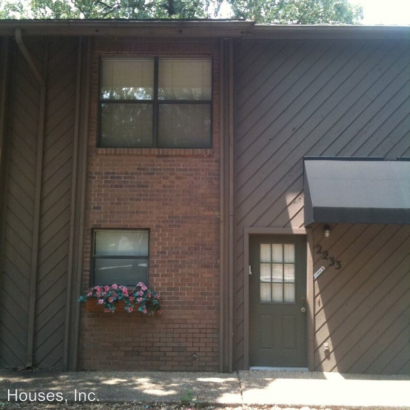 Primary Photo - 2233 N East Oaks Dr