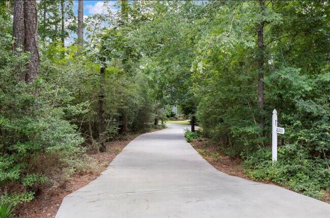 Foto del edificio - 16201 Surrey Ln