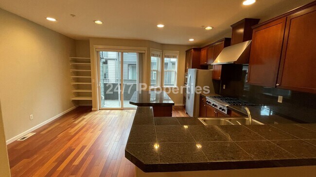 Foto del edificio - Beautiful 3 BD I 3.5 BA Townhome w/ Double...