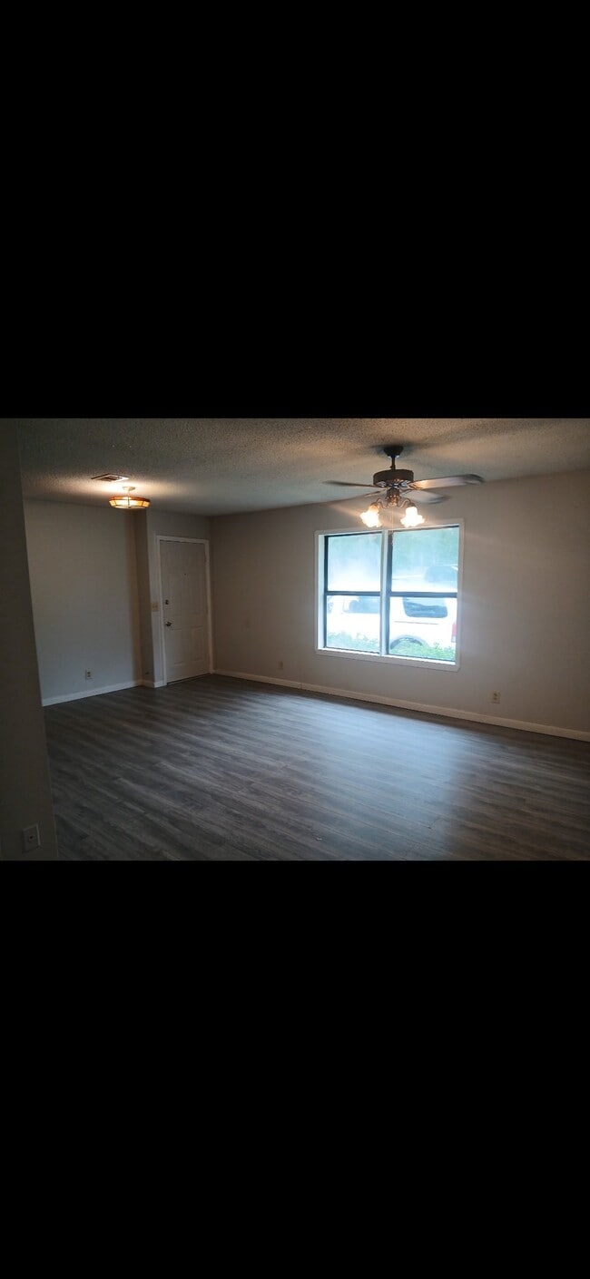 Building Photo - 402 Jackson Ave