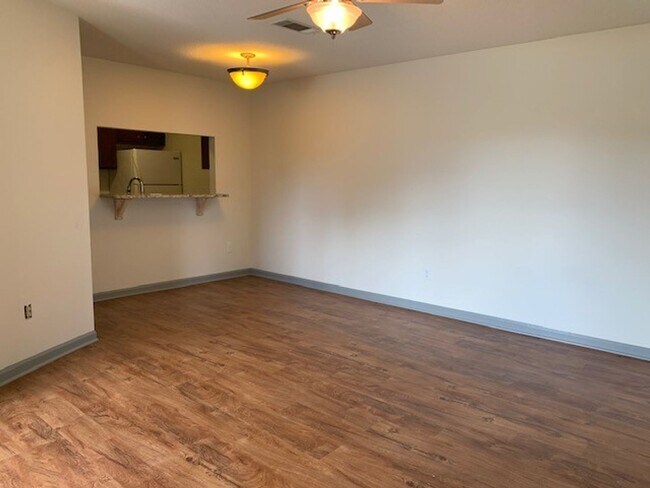 Foto del edificio - Two Bedroom Duplex located in Downtown Nor...