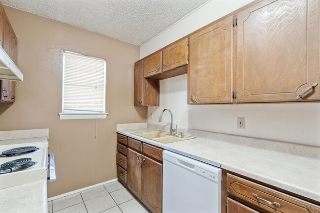 Building Photo - 221 Mary Lou Dr