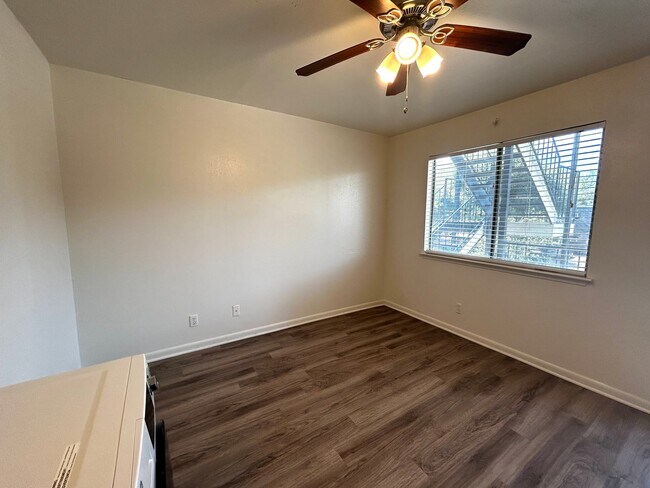 Foto del edificio - 1010 W 23rd St