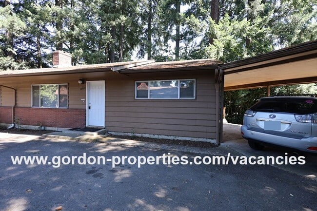 Building Photo - SE Green Vista Dr - Milwaukie 2 bedroom duplex with fireplace