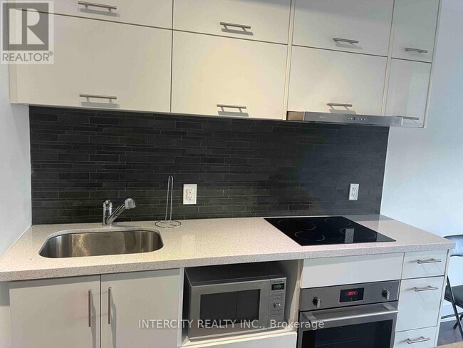 Photo du bâtiment - 8081-J8081 Birchmount Rd
