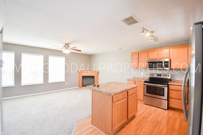 Building Photo - 2 bedroom, 2 bath Townhome Overlooking a W...