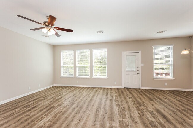 Building Photo - 7927 Live Oak Vista