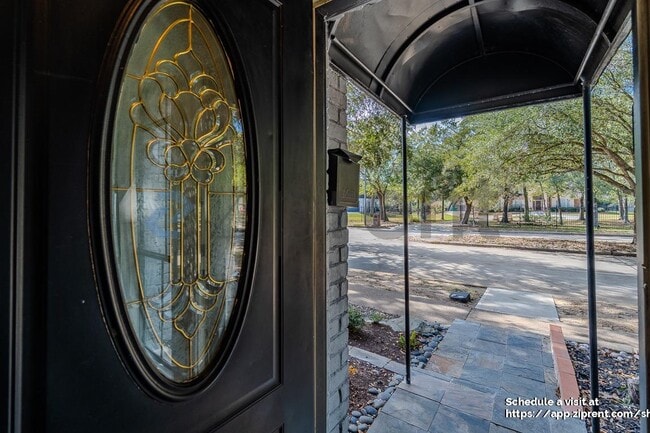 Foto del edificio - 2052 Lakeside Dr