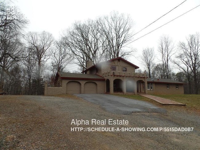 Building Photo - 33 Horsebarn Rd