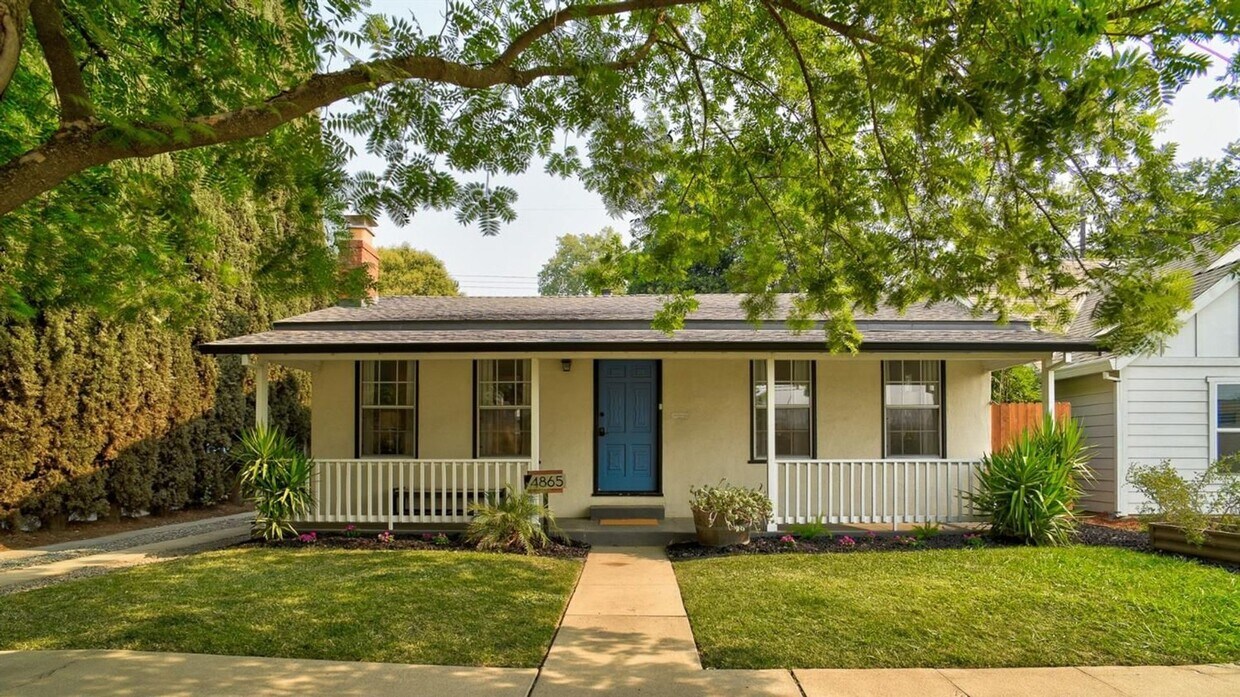 Foto principal - Remodeled 2 Bedroom Home with Yard near UC...