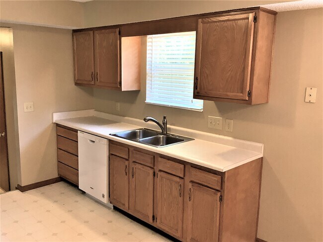 Building Photo - 3380 Springcrest Drive
