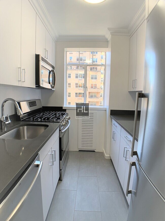 Building Photo - 5 AVENUE