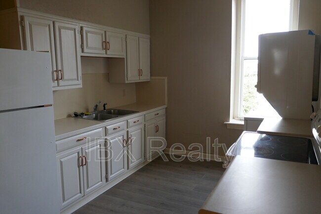 Building Photo - 112 Market St