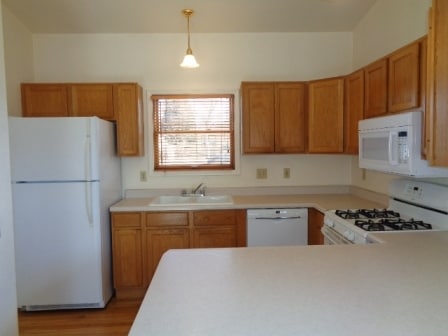 Kitchen w/gas range and microwave - 2822 N Cascade Ave