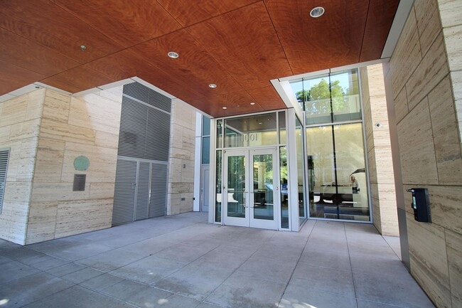 Building Photo - Luxurious 2+ Bedroom/2 Bath Condo at the M...