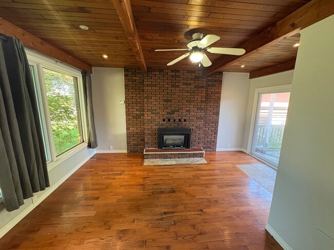 Building Photo - Spacious Main Floor 3 bedroom Steps From Mountain Brow