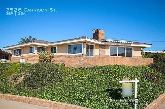 Primary Photo - Breezy Beautiful Hilltop Home!