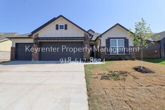 Building Photo - 3109 S Redwood Pl
