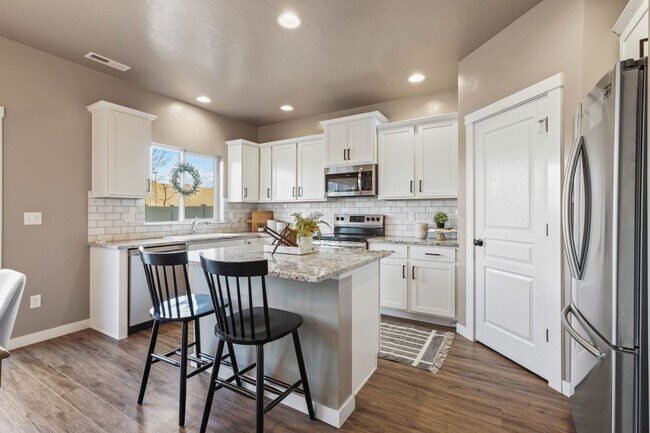 Building Photo - Outstanding Home Near Everything!
