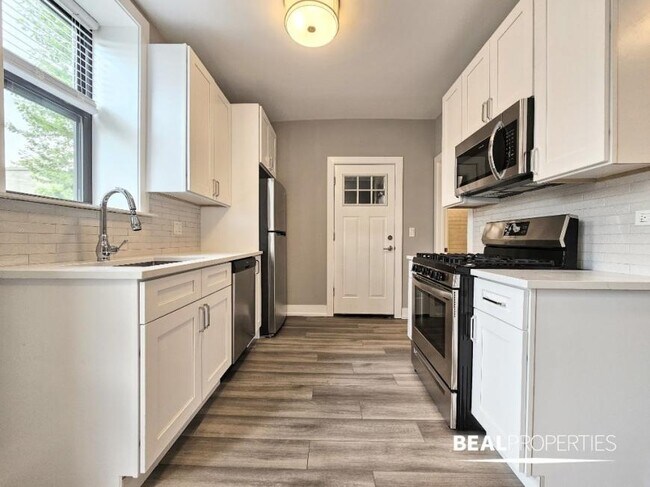 Building Photo - 2 bedroom in CHICAGO IL 60613