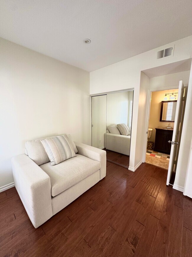 Foto del edificio - 4581 Warner Ave